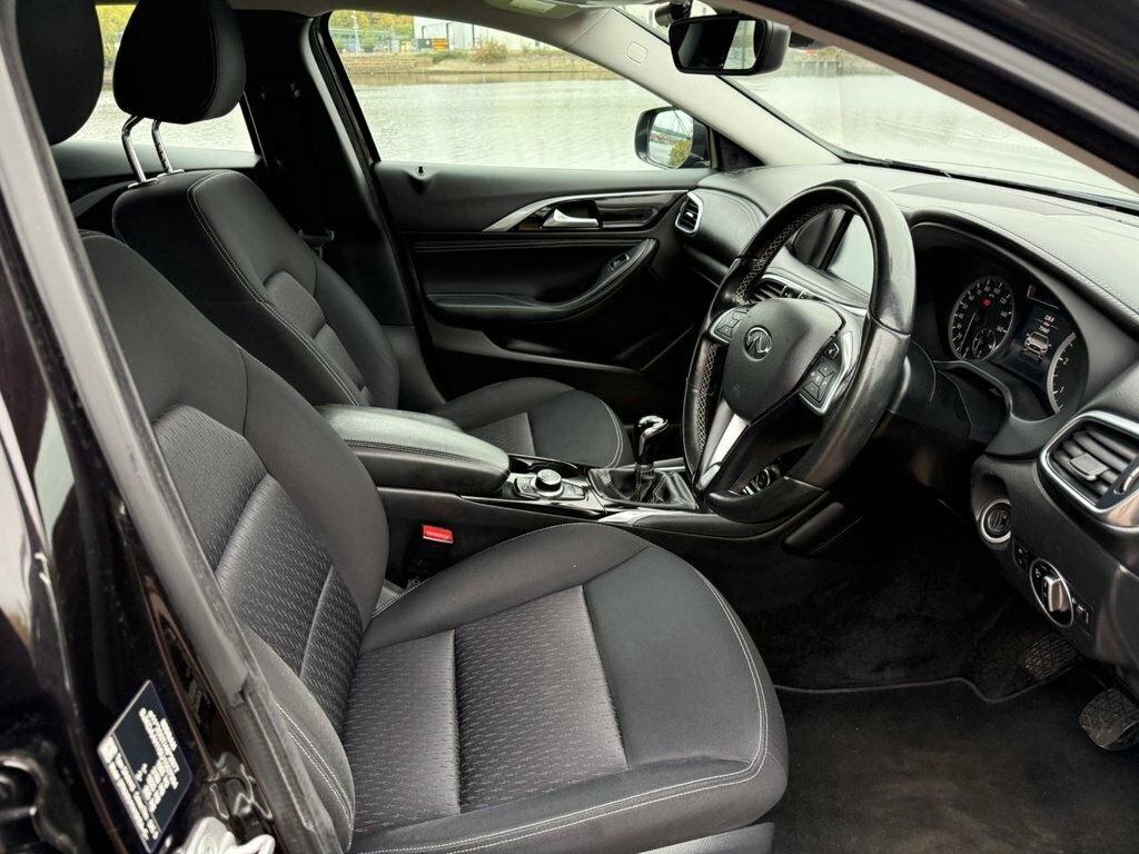 Infiniti Q30 Premium Silver #10