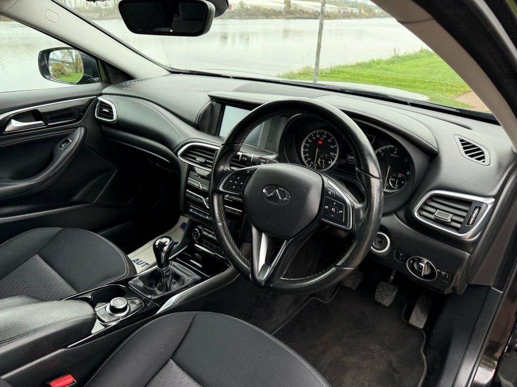 Infiniti Q30 Premium Silver #9