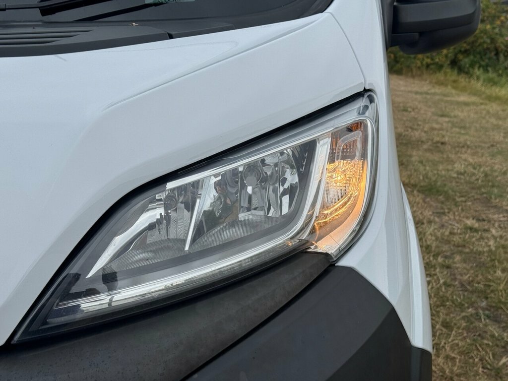 Vauxhall Movano 2.2L Dynamic White #3