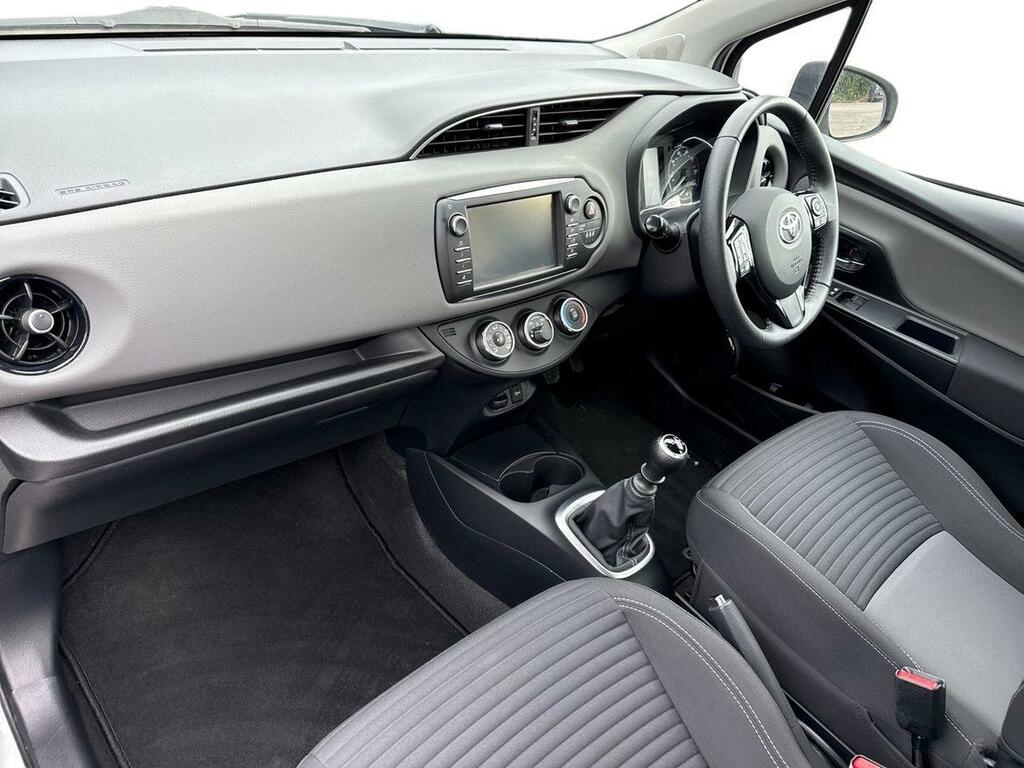 Toyota Yaris 1.5 Vvt-i Icon Tech 5-Dr Red #2