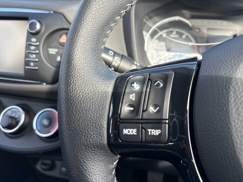 Toyota Yaris 1.5 Vvt-i Icon Tech 5-Dr Red #16