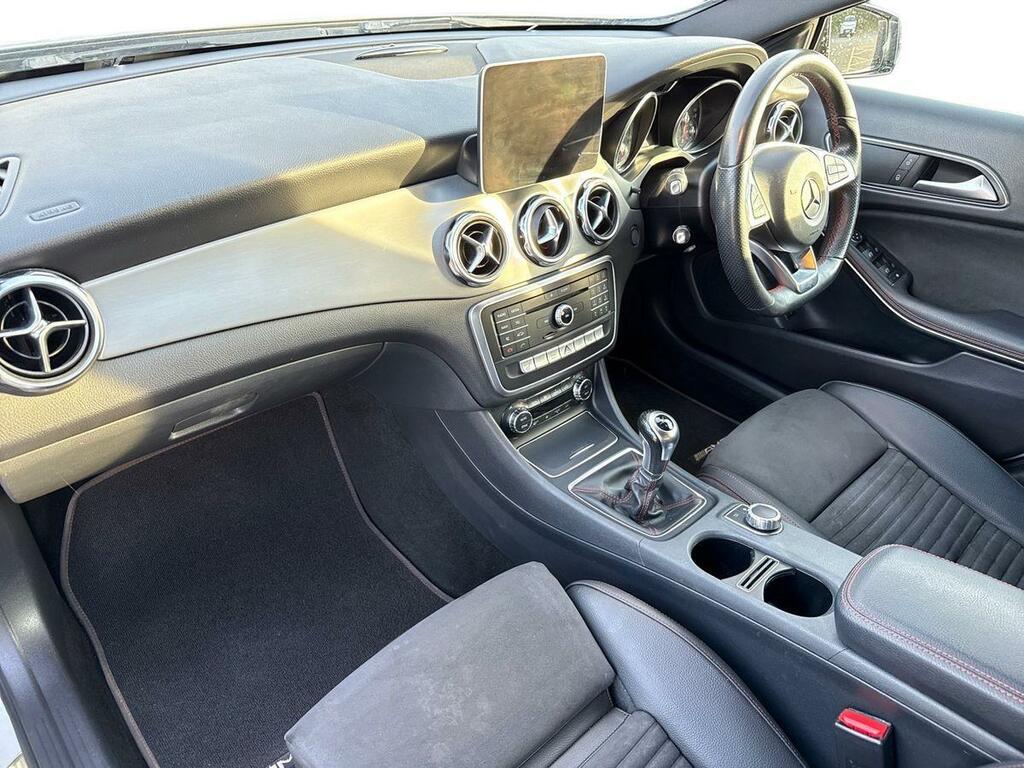 Mercedes-Benz GLA Class 1.6 Gla180 Urban Edition Suv 7G-dct Eur Black #2