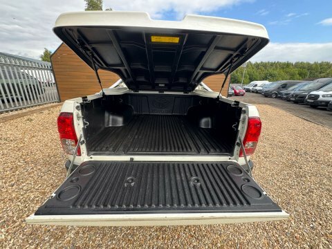 Toyota HILUX 2.4 Hi-luxury Invincible White #5