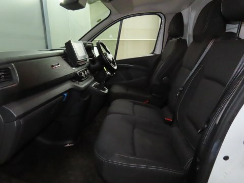 Nissan Primastar Tekna 30 L2 White #4