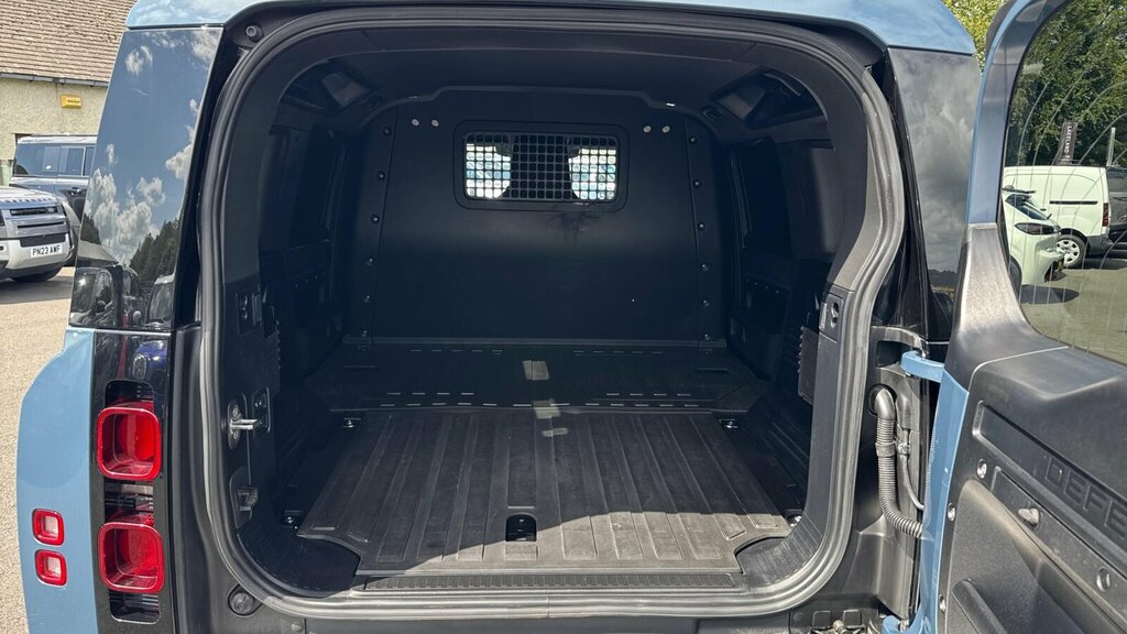 Land Rover Defender 2023 3.0 X-dynamic Se Mhev 246 Bhp Black #18
