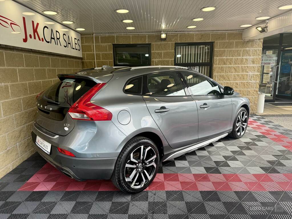 Volvo V40 Cross Country D3 4 Cyl 150 Cross Country Pro Grey #2