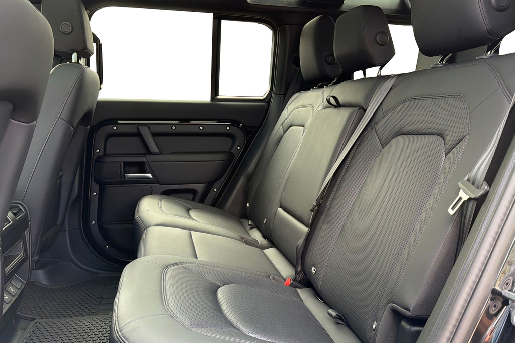 Land Rover Defender 110 D250 X-dynamic Se Black #4