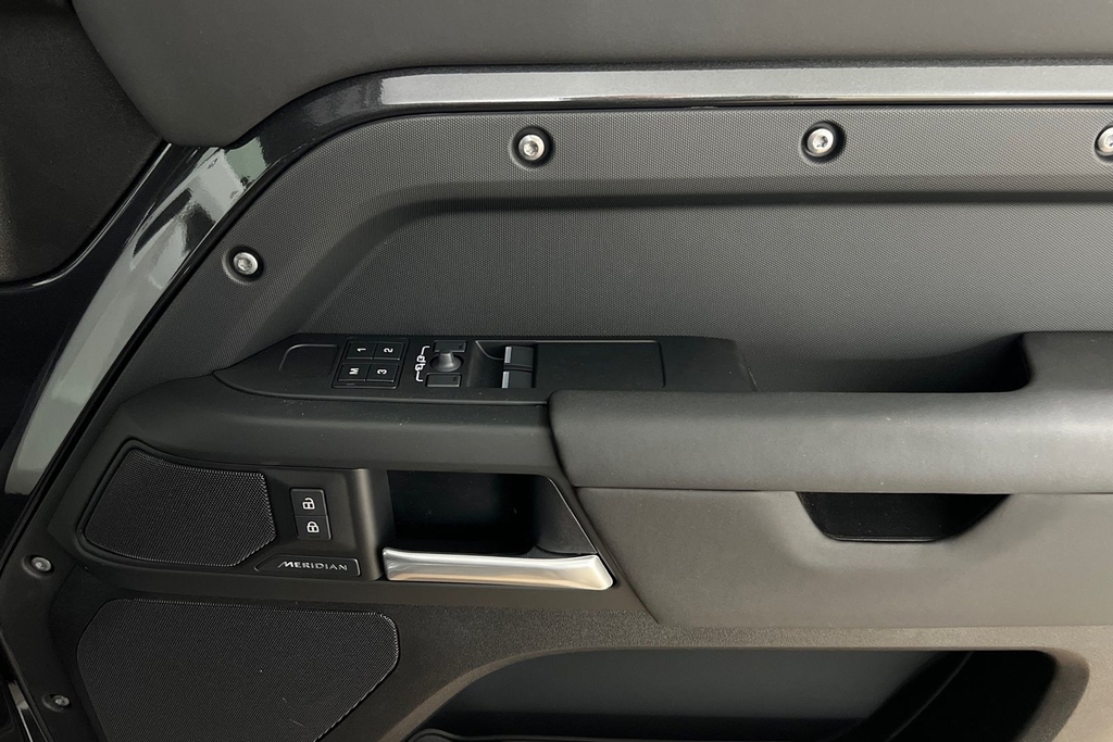 Land Rover Defender 3.0 D250 Hard Top X-dynamic Se 3 Seat Black #25