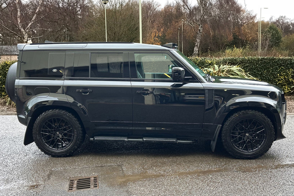 Land Rover Defender 110 D300 X-dynamic Hse Black #5