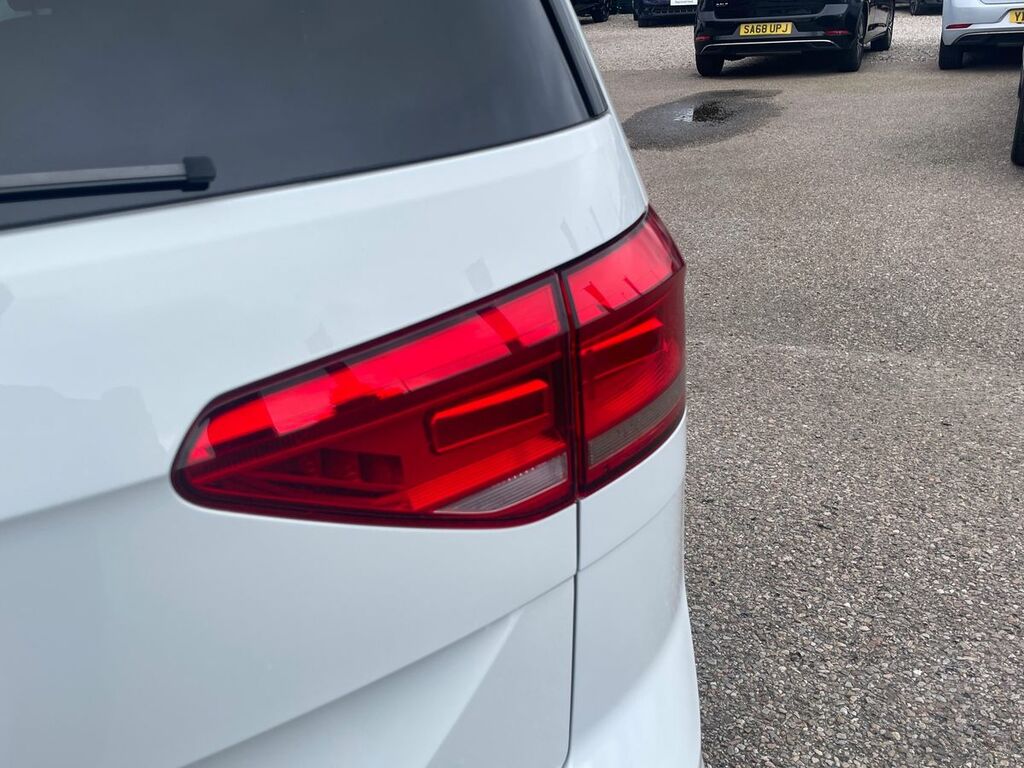 Volkswagen Touran Mpv White #19