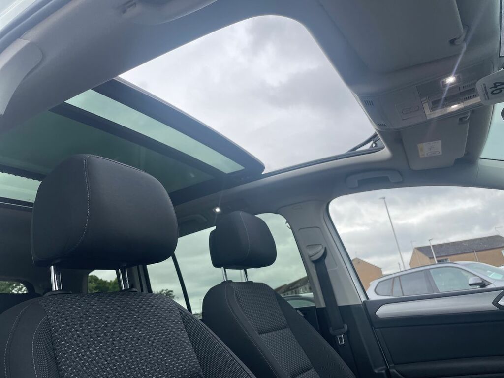 Volkswagen Touran Mpv White #22