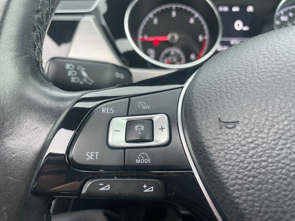 Volkswagen Touran Mpv White #14