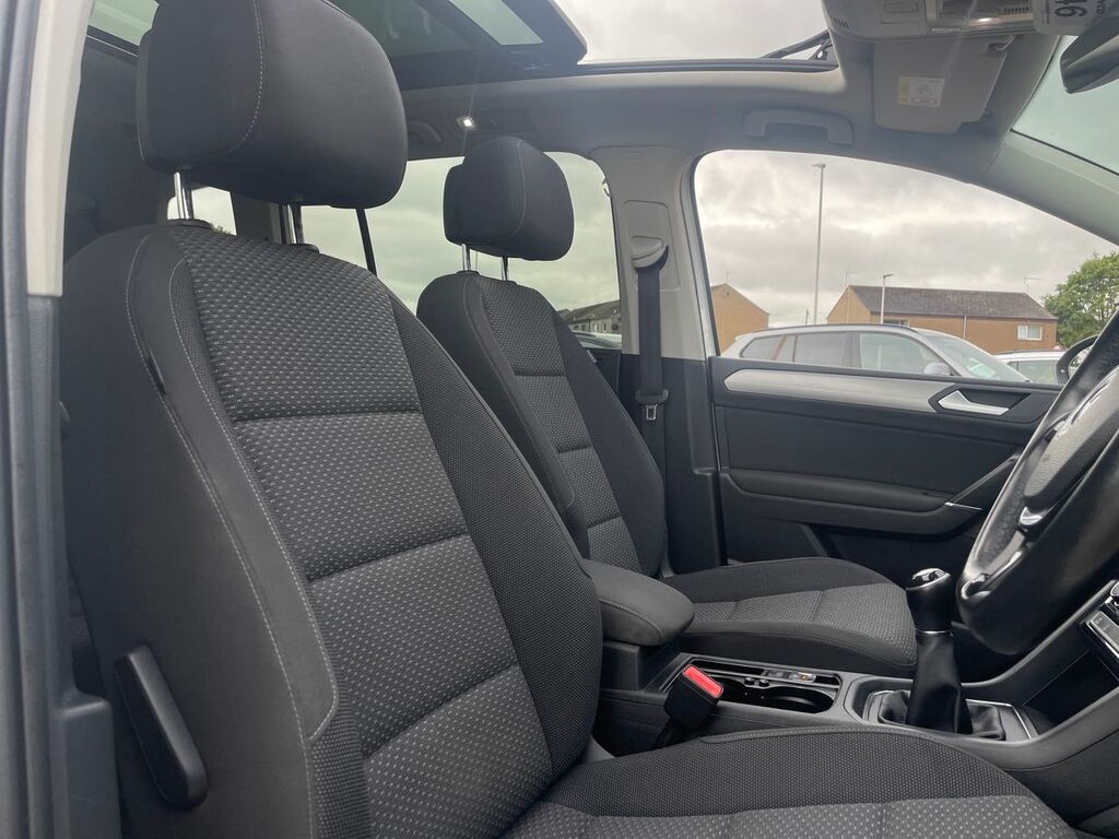 Volkswagen Touran Mpv White #16
