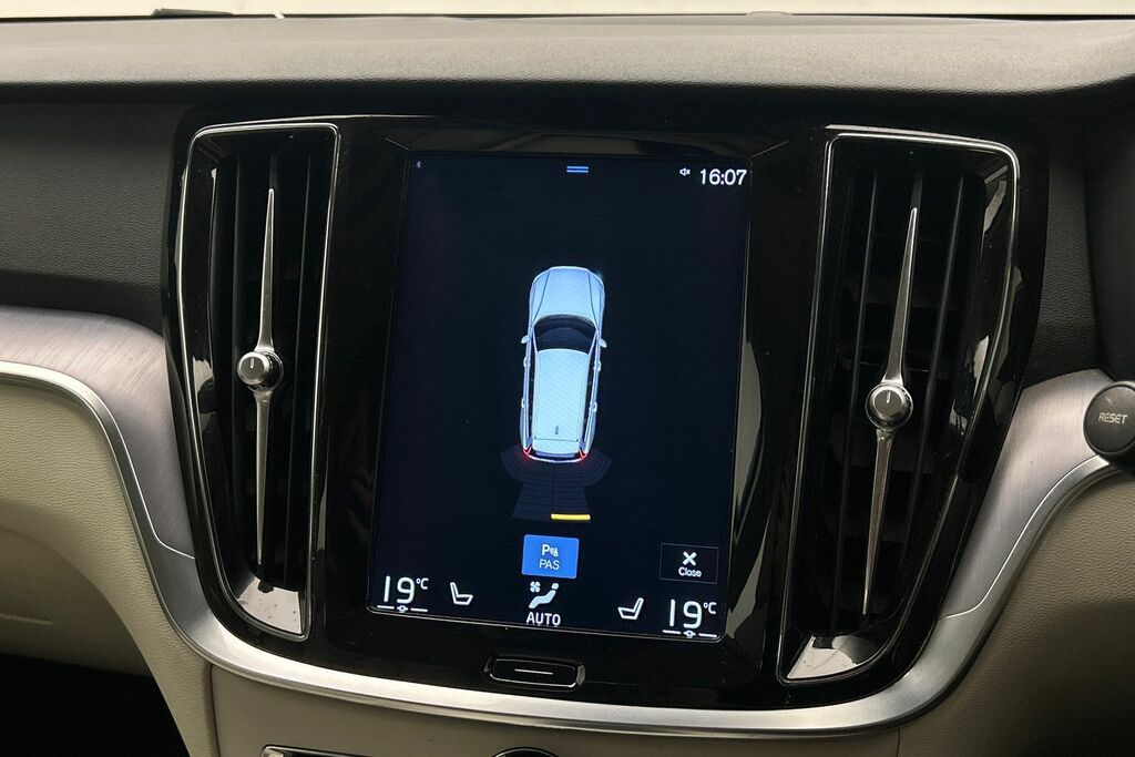 Volvo V60 D4 Inscription Pro Panoramic Sunroof Adapti Silver #16