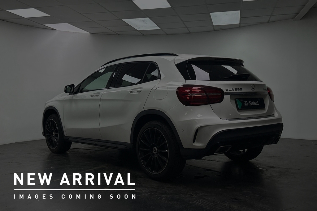 Mercedes-Benz GLA Class 2.0 Gla250 Amg Line Premium Plus 7G-dct 4Matic E White #3
