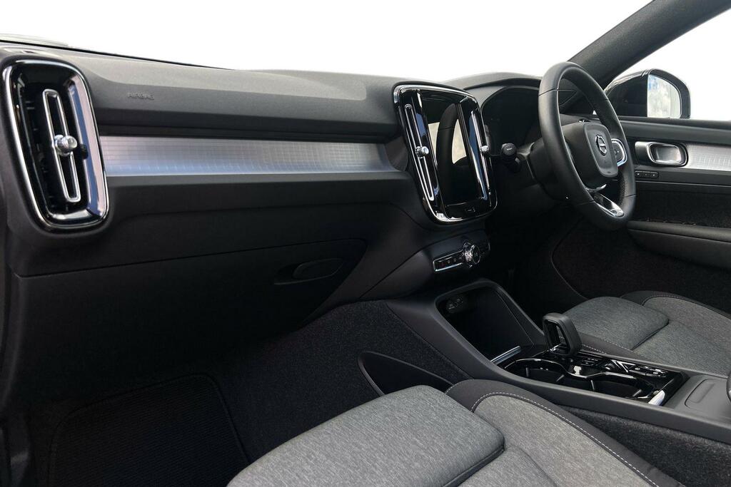 Volvo XC40 Plus, B4 Mild Hybrid, Dark White #2
