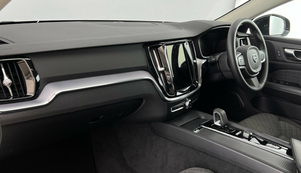 Volvo V60 Momentum, B3 Mild Hybrid Black #6