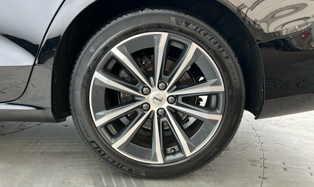 Volvo V60 Momentum, B3 Mild Hybrid Black #4