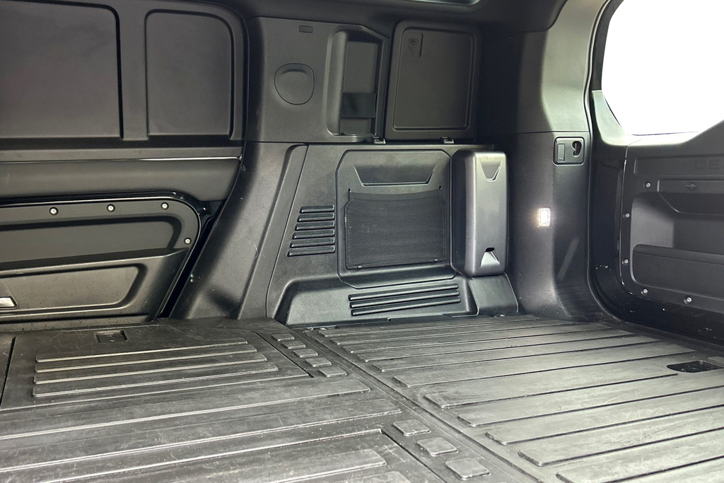 Land Rover Defender 110 D300 Hard Top X-dynamic Hse Black #4
