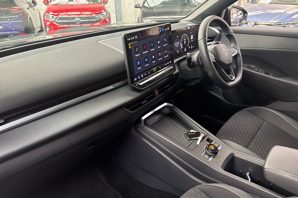 Volkswagen T-Roc 1.5 Etsi 150 R-line Dsg BK26NZP Black #2