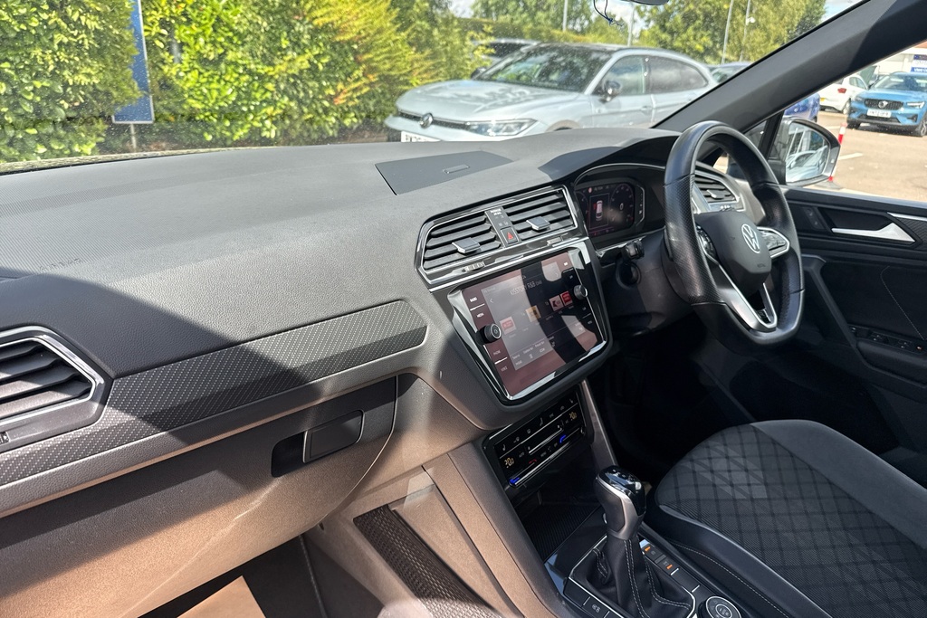Volkswagen Tiguan 2.0 Tdi 4Motion R-line Dsg CF21YRN Black #2