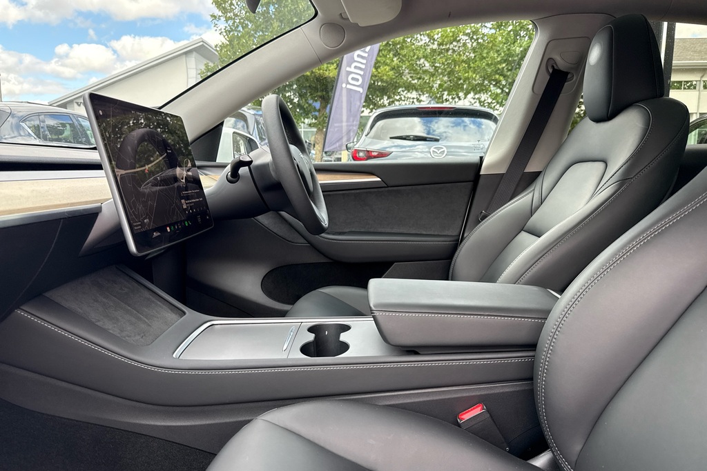 Tesla Model Y Long Range Awd LA23YJW White #6