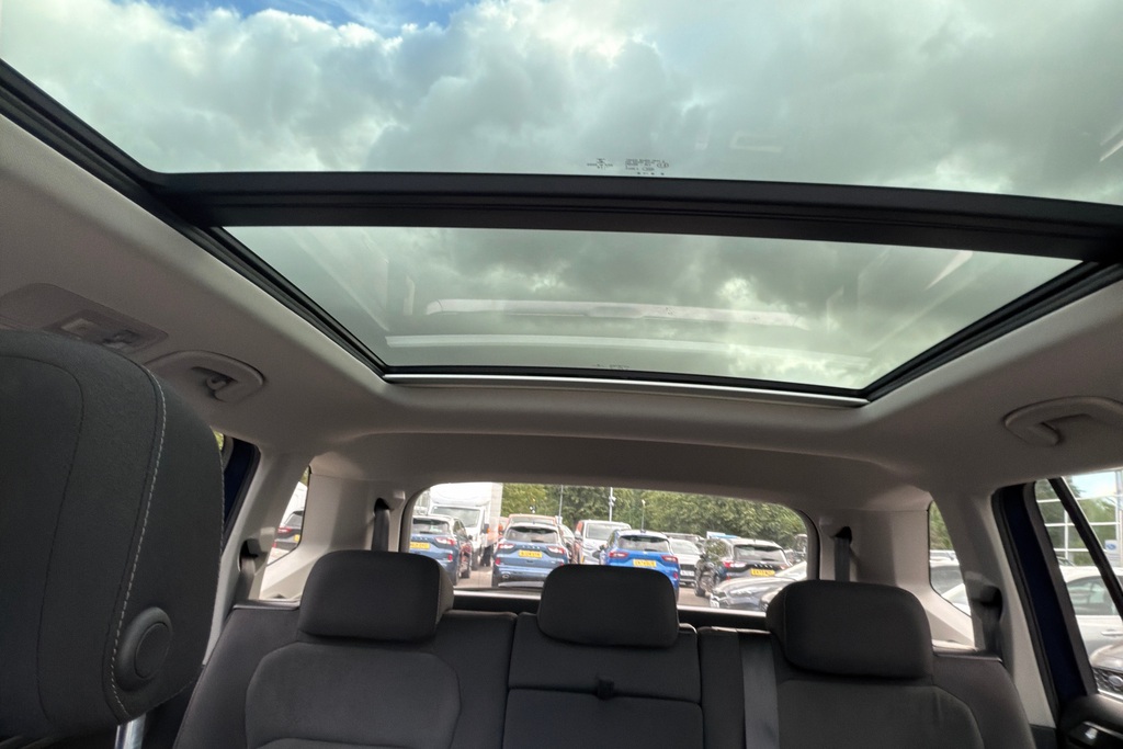 Volkswagen Tiguan Allspace White #36