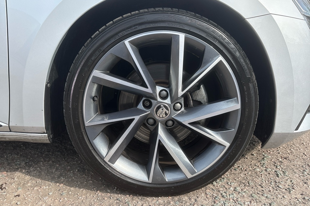 Skoda Superb 2.0 Tdi Cr Sport Line Plus Dsg Silver #5
