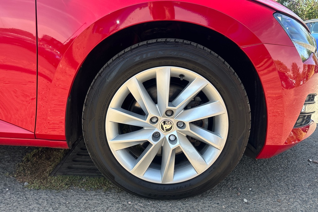 Skoda Superb 2.0 Tdi Cr Se Technology Red #5