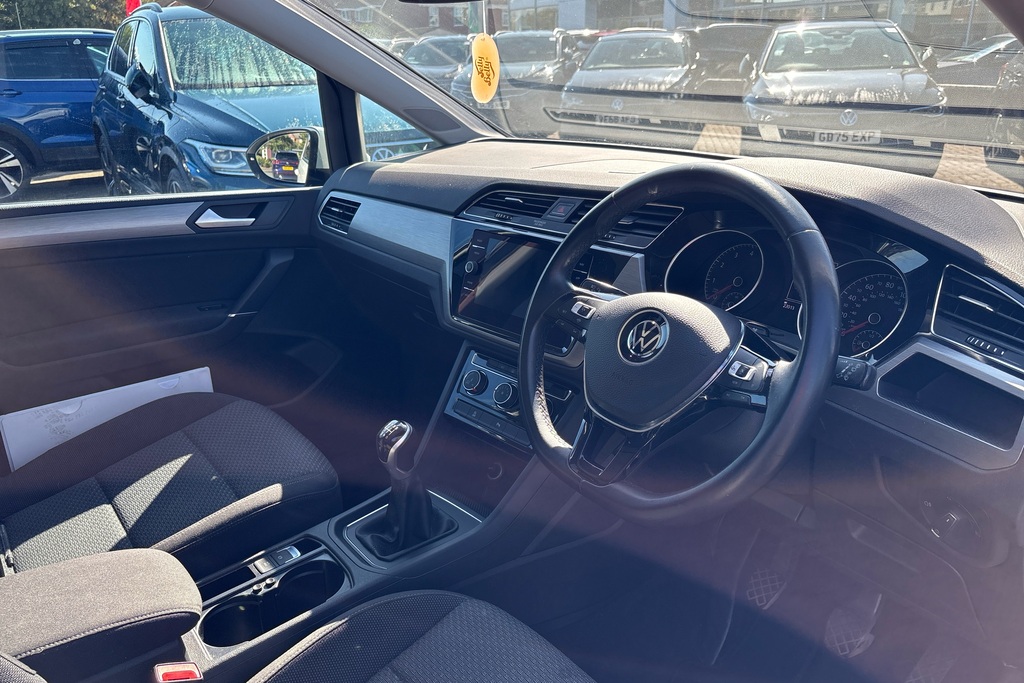 Volkswagen Touran 1.5 Tsi Evo Se Family White #6