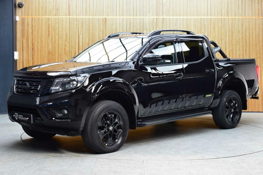 Nissan Navara N-guard Black #6