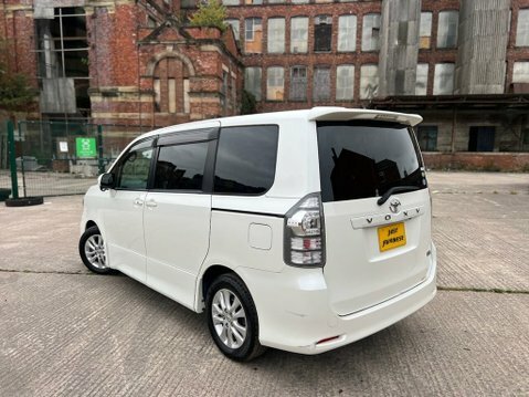 Toyota Voxy 2.0 Zs Noah White #2