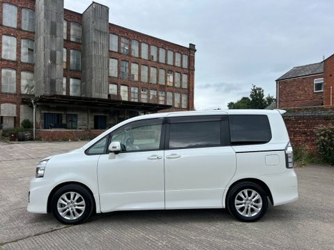 Toyota Voxy 2.0 Zs Noah White #4