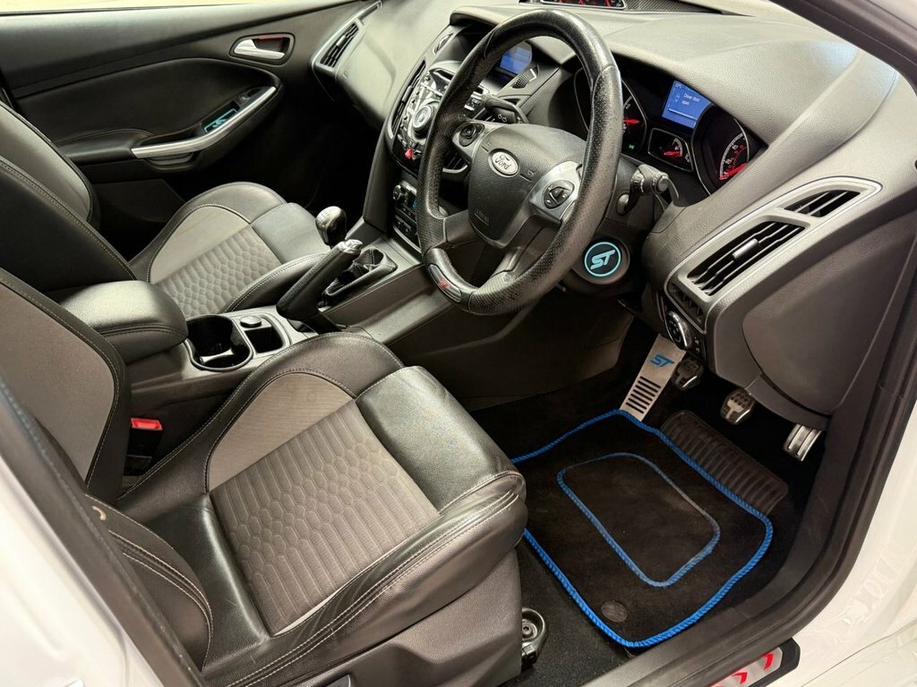Ford Focus 2L St-2 White