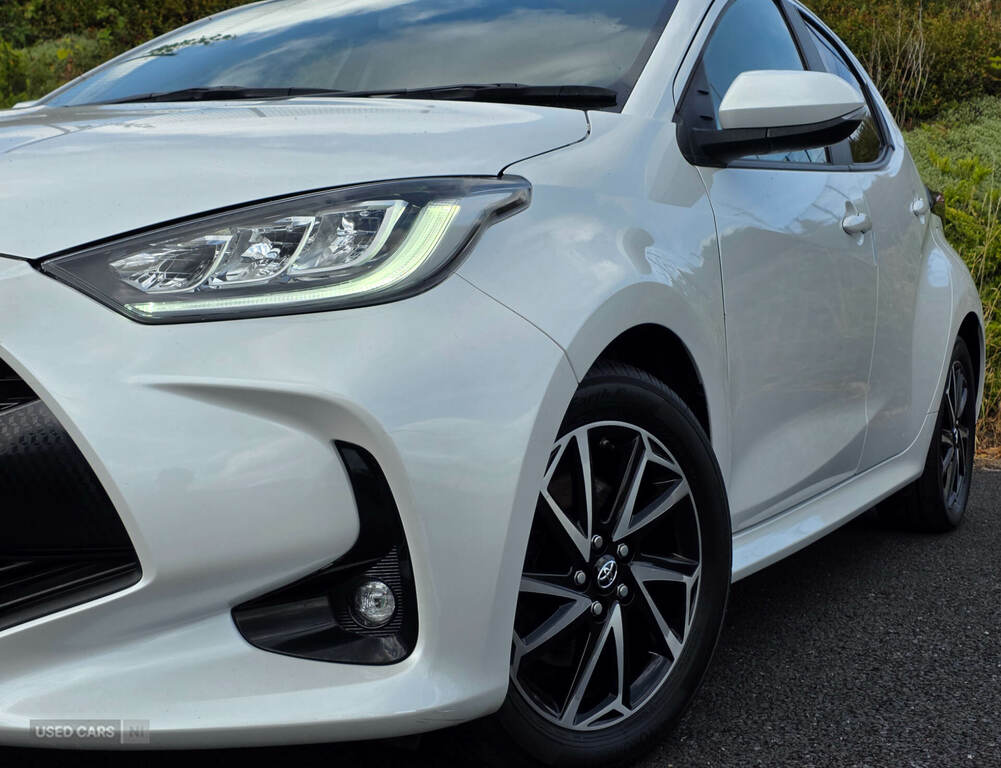 Toyota Yaris 1.5 Hybrid Design Cvt White #2
