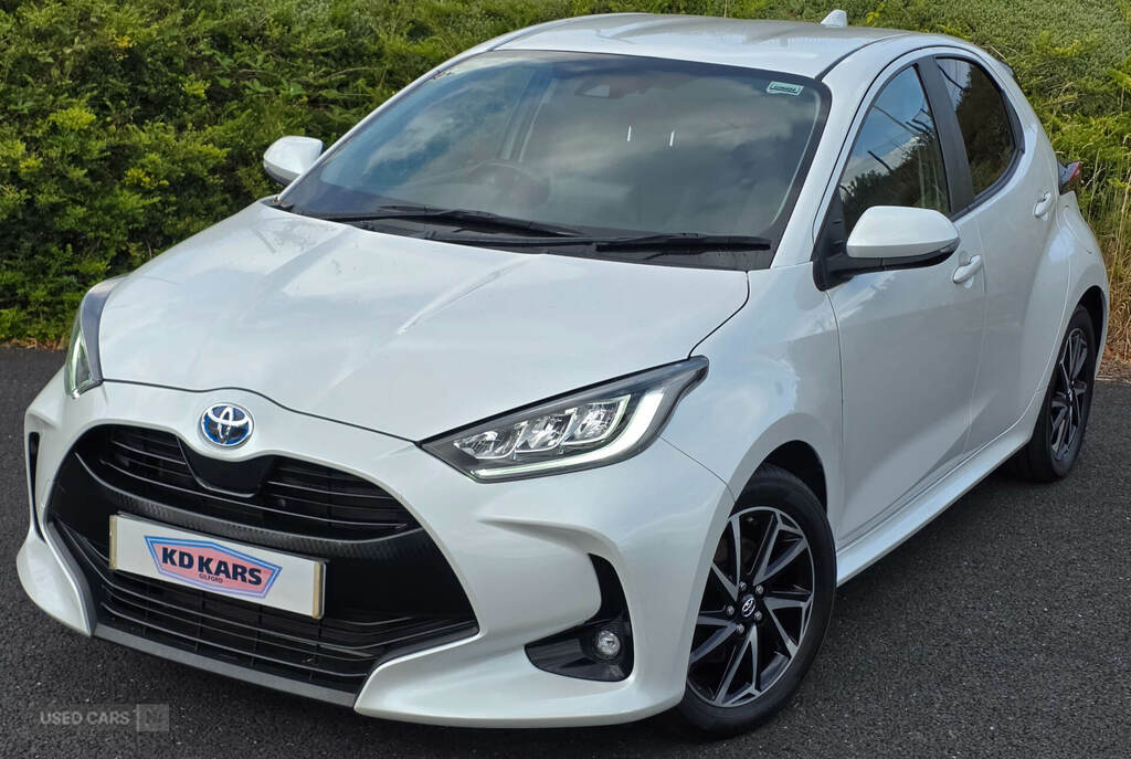 Toyota Yaris 1.5 Hybrid Design Cvt White