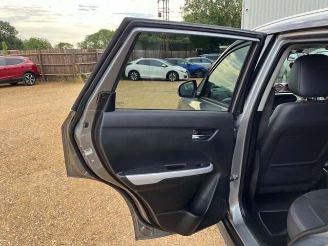 Suzuki Vitara Estate 1.0 Boosterjet Sz-t White #20