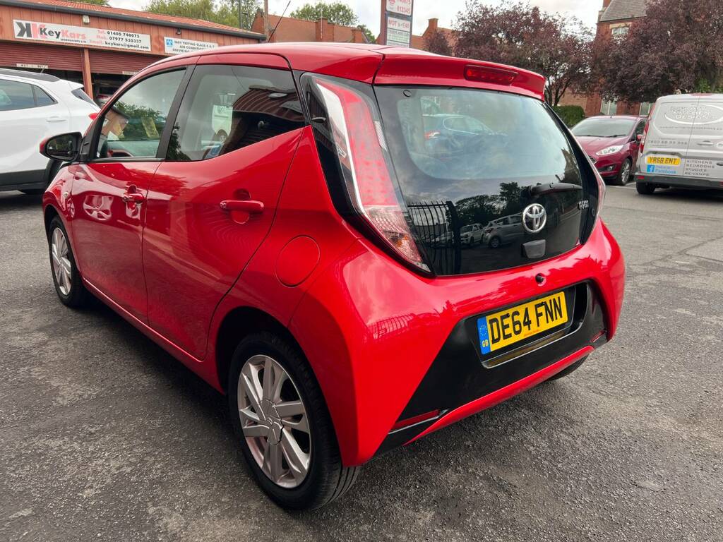 Toyota Aygo 1.0 Vvt-i X-pression Red #4