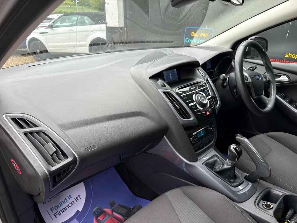 Ford Focus 1.6 Titanium Estate Euro 5 125 Red #17