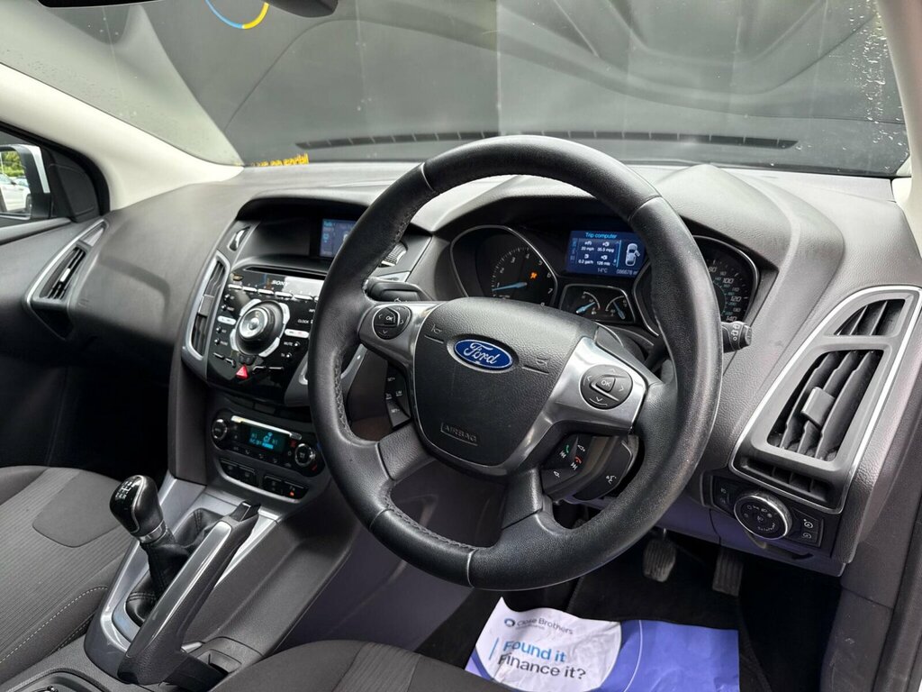 Ford Focus 1.6 Titanium Estate Euro 5 125 Red #14