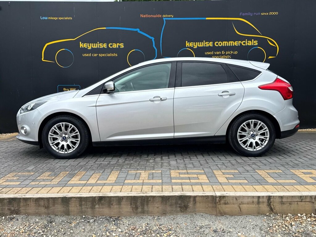 Ford Focus 1.6 Titanium Estate Euro 5 125 Red #2