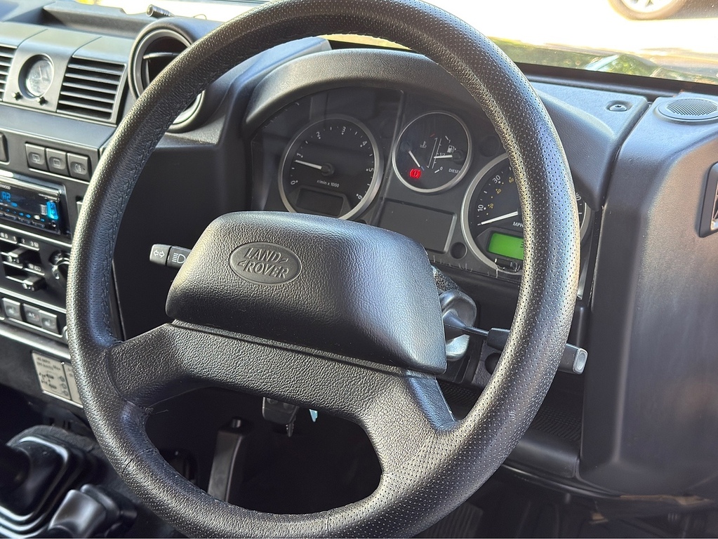 Land Rover Defender 90 2.4 90 Td Hard Top 121 Bhp Green #22