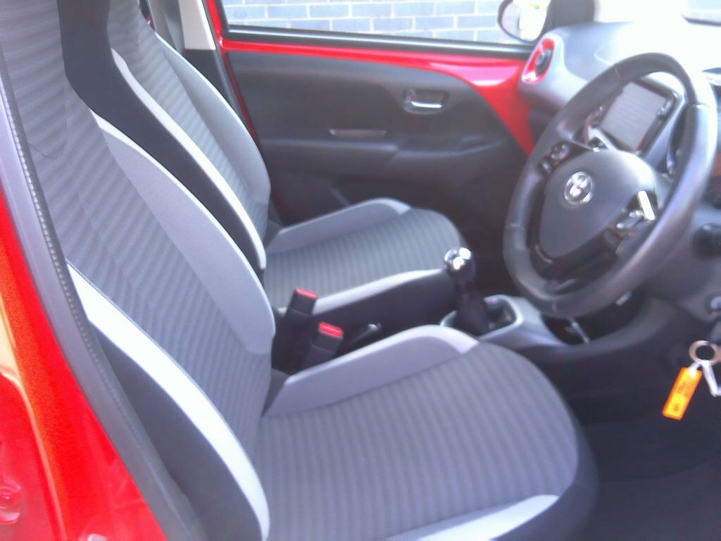 Toyota Aygo 1L X-play Red #5