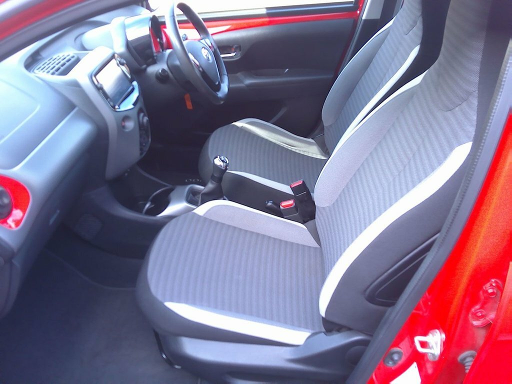 Toyota Aygo 1L X-play Red #6