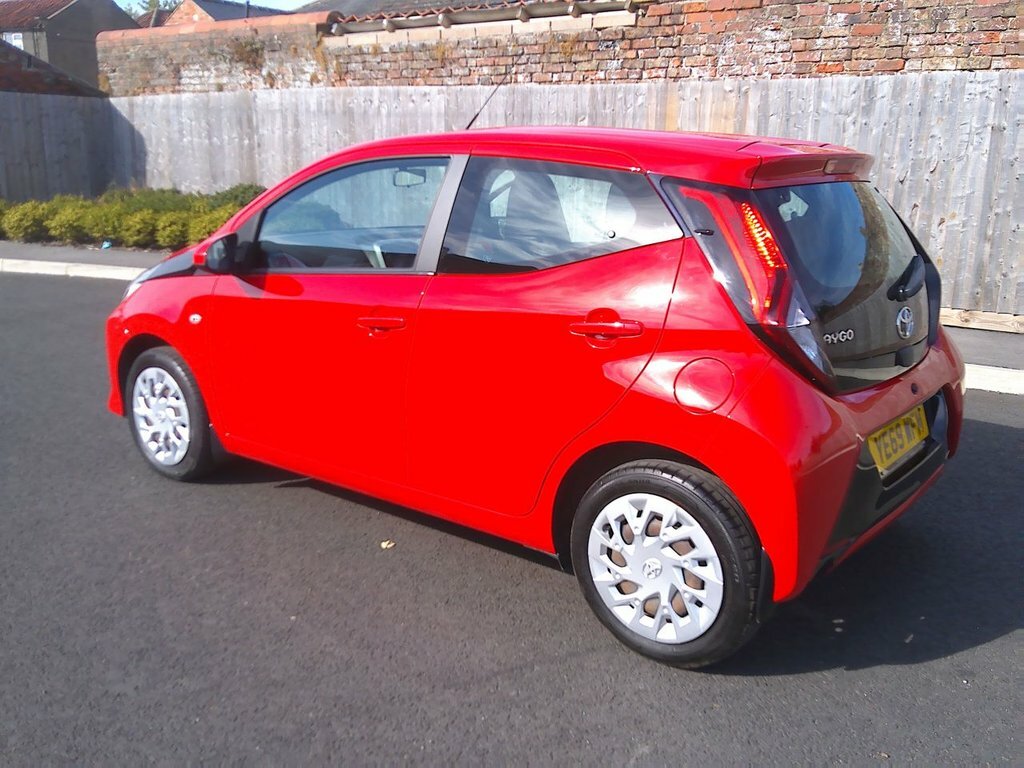 Toyota Aygo 1L X-play Red #4