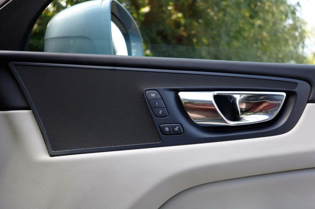 Volvo XC60 Xc60 Momentum Pro D4 Awd Black #27