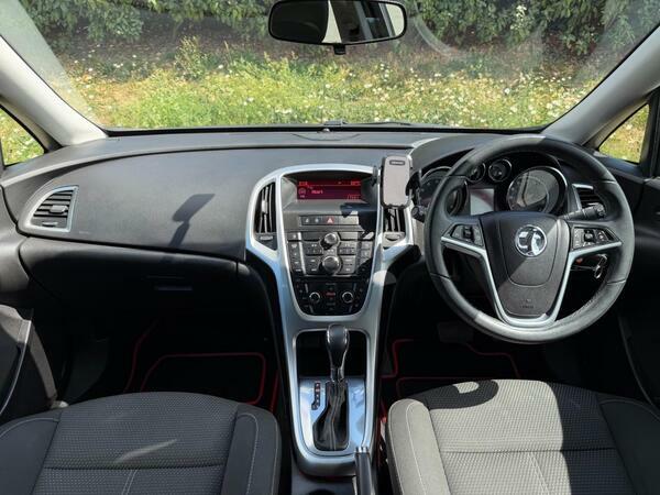 Vauxhall Astra 1.6 16V Design Sports Tourer Euro 5 Red #22