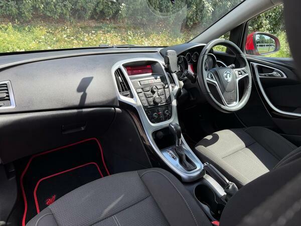 Vauxhall Astra 1.6 16V Design Sports Tourer Euro 5 Red #21
