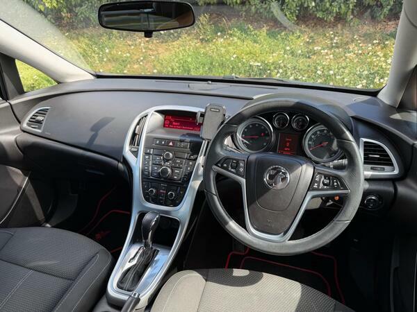 Vauxhall Astra 1.6 16V Design Sports Tourer Euro 5 Red #25