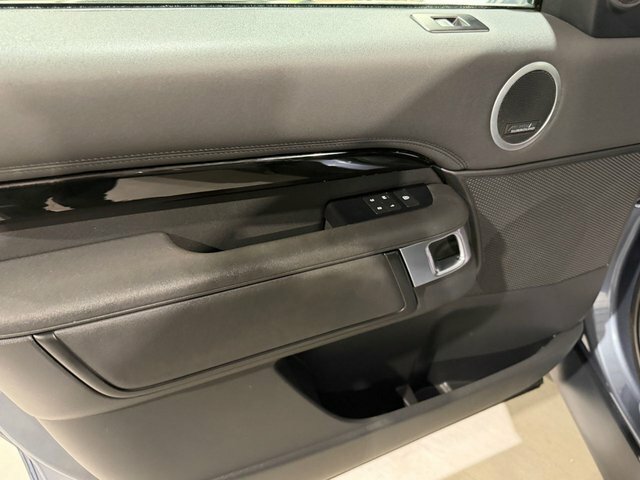 Land Rover Discovery 3.0 D300 Se Commercial Grey #59